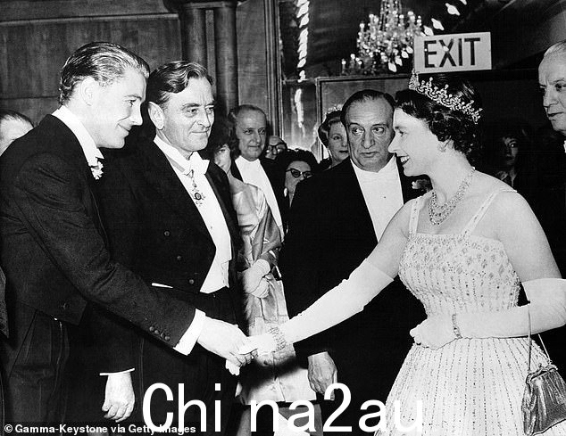 让 Lean 松了一口气的是,他的爱情劳动,耗资高达 1500 万美元,并拥有包括 Peter O'Toole(左图与女王握手)、Alec Guinness、Omar Sharif、 Anthony Quinn、Jack Hawkins、Anthony Quayle 和 Jose Ferrer 在 Odeon 受到了观众的热烈欢迎