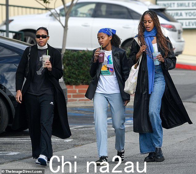 Malia Obama 的皮革风衣周六在洛杉矶散步时在她身后翻滚