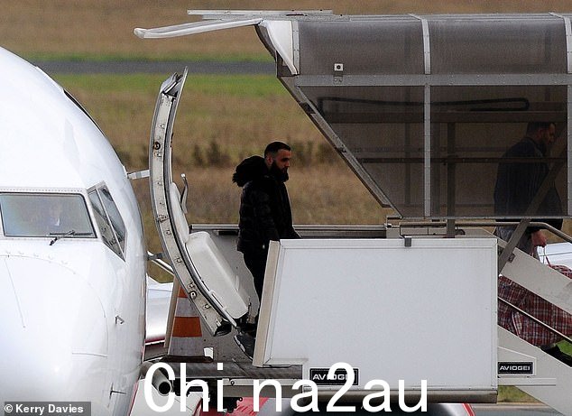 回到阿尔巴尼亚的土地:飞往地拉那的航班上的一名男子离开es the aircraft