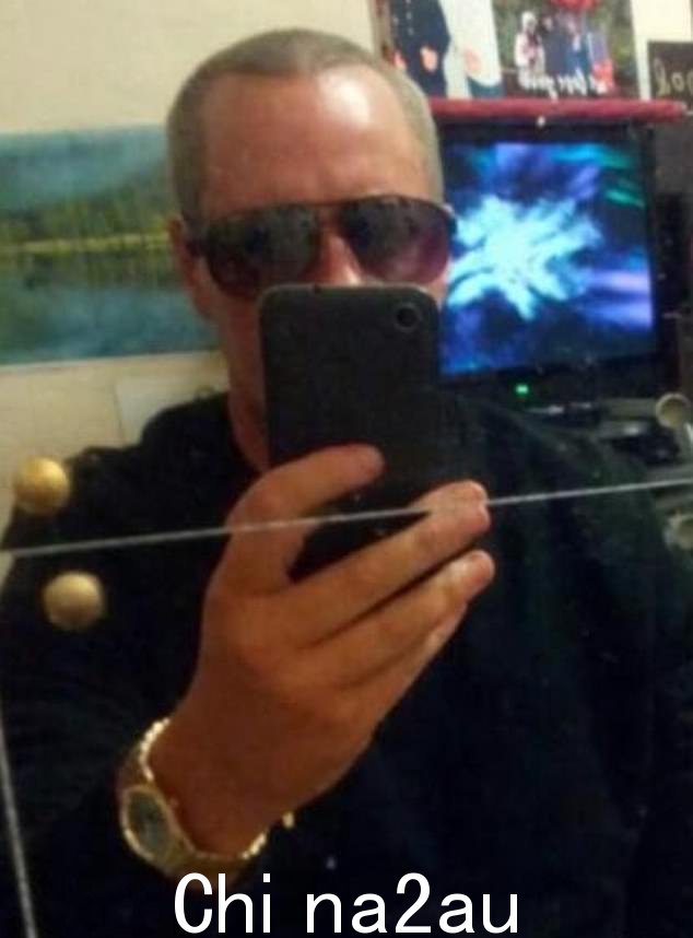 种族主义暴徒 David Norris(如图),46 岁,两次因持有手机而被捕
