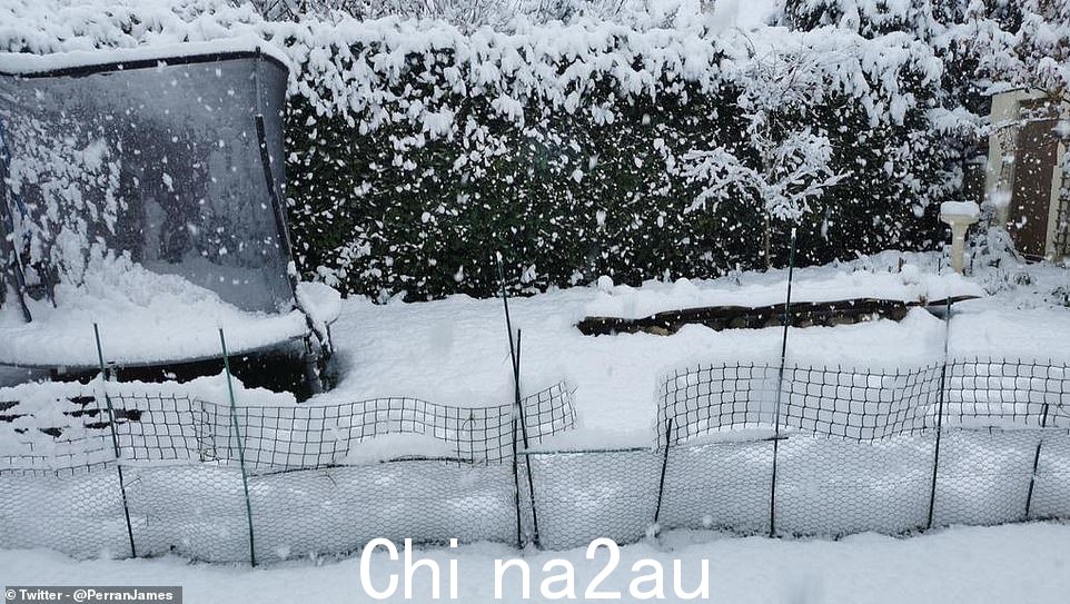 全国各地一夜之间都下了厚厚的雪,北极风暴将持续到接下来的一周。图为格洛斯特郡斯特劳德的雪