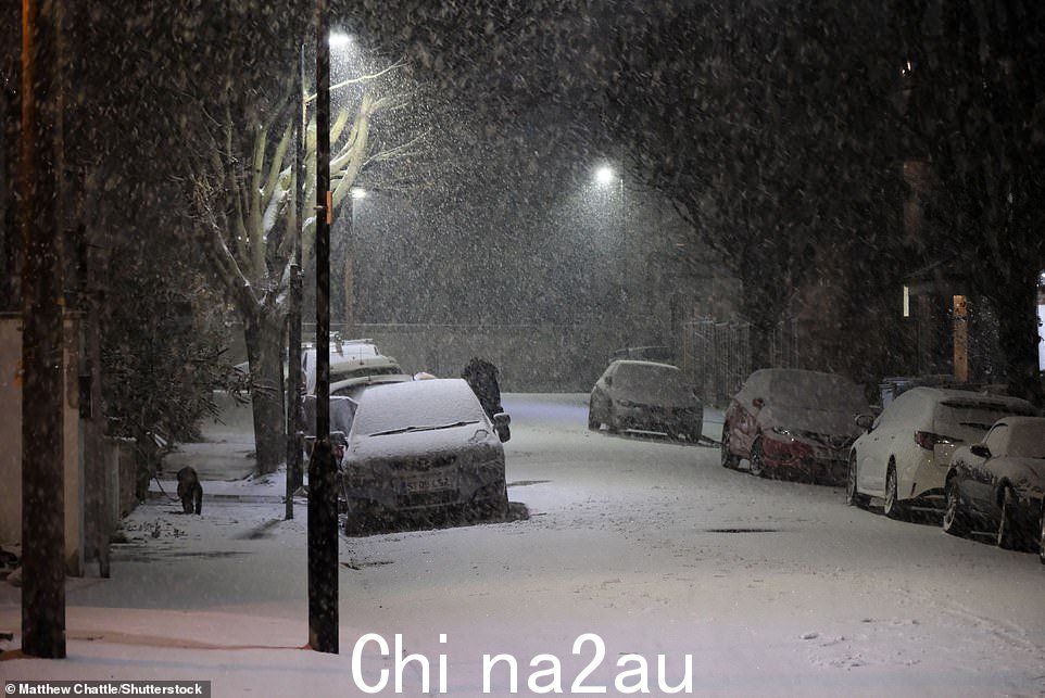 白色十二月:今晚伦敦北部的一条街道被雪覆盖,因为这个国家在寒冷的气候中弯曲