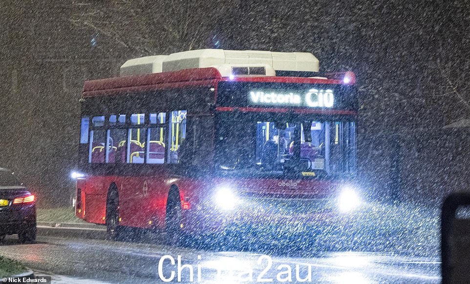 今晚有报道称苏塞克斯的驾车者在大雪中弃车