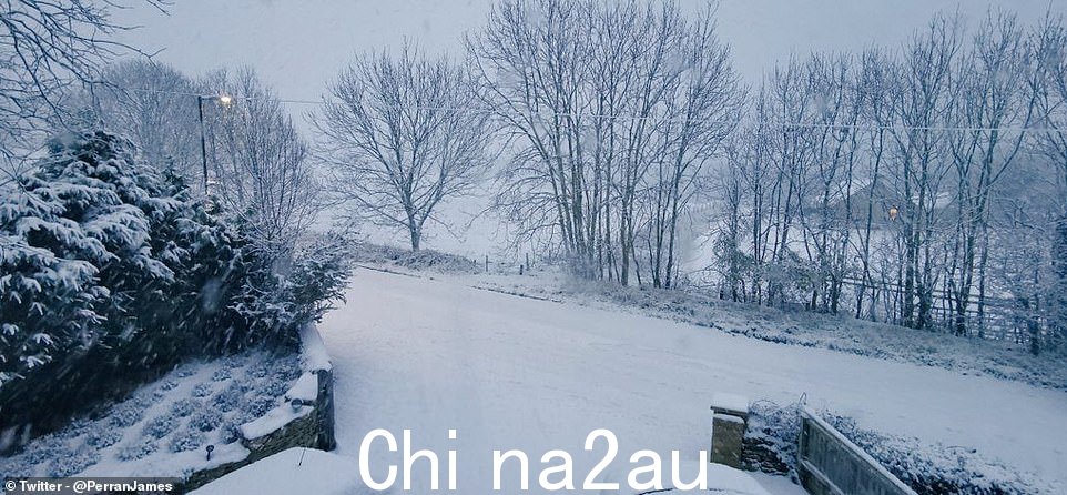 大雪过后,格洛斯特郡斯特劳德的树木和田野都被雪覆盖了