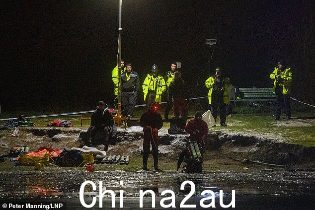 来自水下和专家搜索组的警察潜水员今晚在巴布斯米尔湖下水