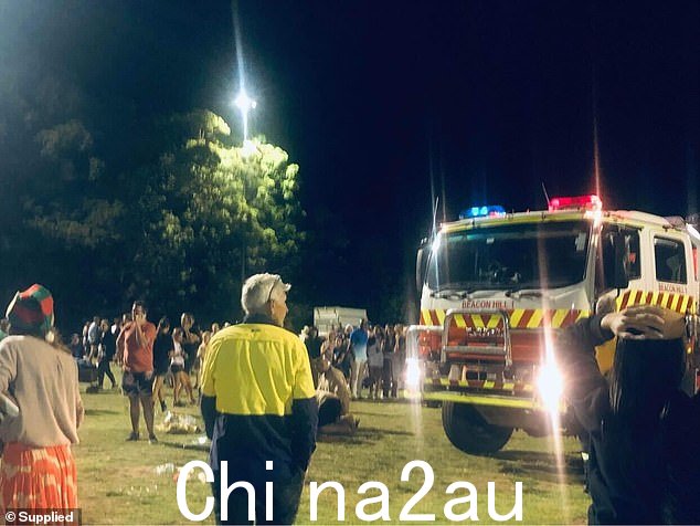 当消防人员和救护车抵达现场时,救护人员在现场对其他几个人进行了处理(如图)