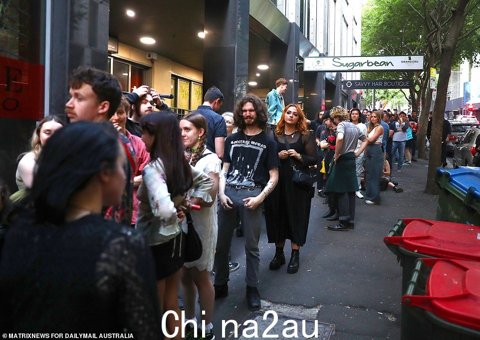 成百上千的人沿着亨特街排队等候进入会场,直到它永久关闭
