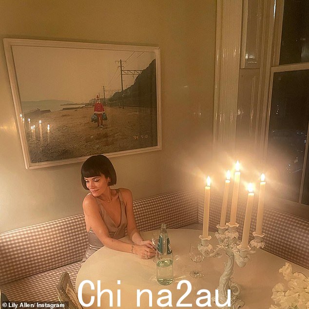 华丽:这位 37 岁的歌手用容光焕发的妆容突出了她的容貌,这位尤物在她标志性的波波头上留着乌鸦色长发