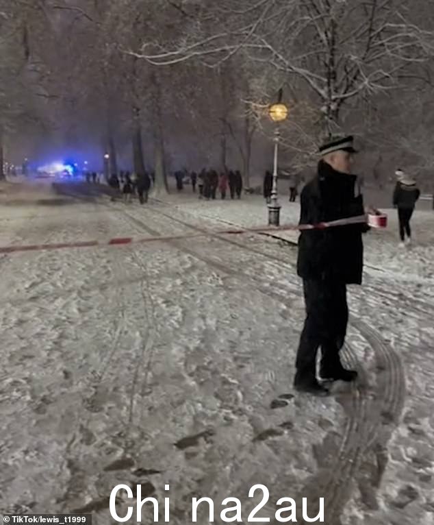 一名警官在周日晚上的袭击事件发生后在海德公园设立警戒线