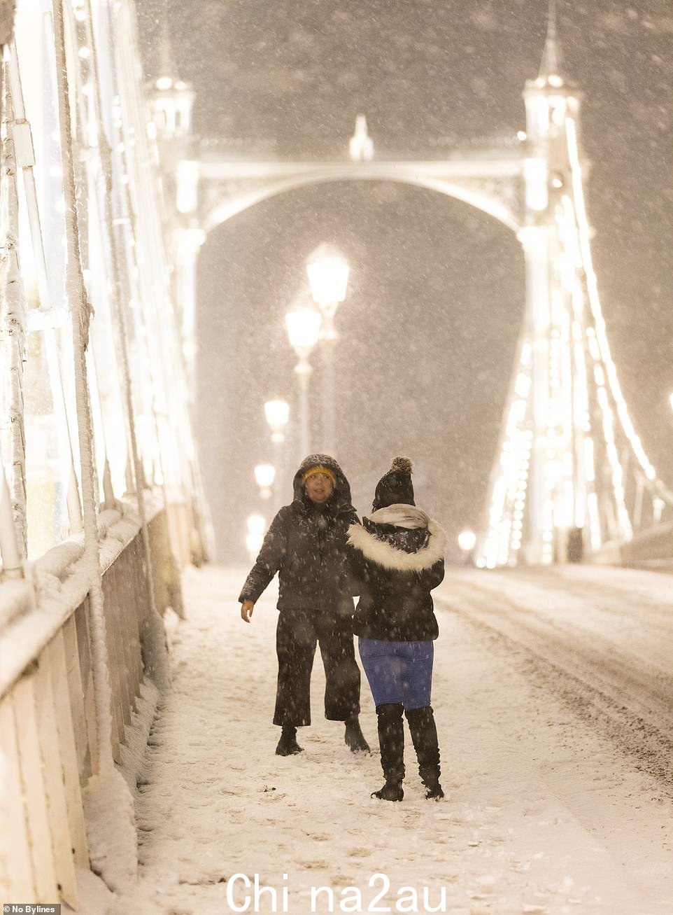 昨晚英国部分地区降雪后,公路、铁路和机场预计会有更多旅行中断,预计今天最多会增加 10 厘米