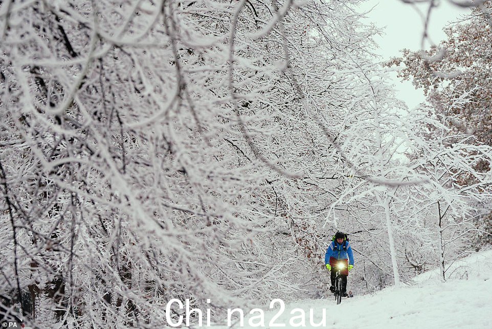 一个循环星期一早上,他们在伦敦南部格林威治公园的积雪中穿行周一早上,穿过伦敦南部格林威治公园的雪地</p> ://i.dailymail.co.uk/1s/2022/12/12/09/65490205-11527999-St_James_s_Park_in_central_London_was_also_dusted_with_snow_on_M-a-9_1670839161134.jpg
