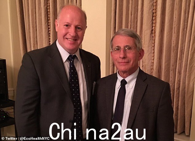 博士。 Peter Daszak 站在 Anthony Fauci 旁边,Anthony Fauci 帮助他获得了在武汉病毒研究所进行研究的资金