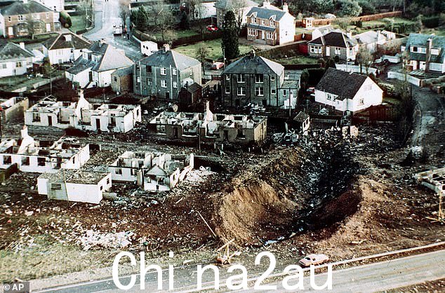 图片:1988 年 12 月泛美 103 客机爆炸后,苏格兰洛克比村的房屋被毁,地面上有一道深深的裂缝