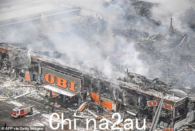 俄罗斯消防员扑救了周五晚上在 Mega Khimki 购物和娱乐中心爆发的一场足球场大小的大火