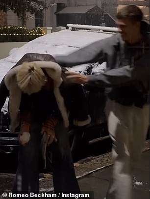 继续战斗:但是为了她自己的回归,模特已经准备好了一个雪球,因为她把雪球扔给了她的男朋友——让这对情侣咯咯地笑了起来