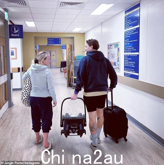 新生儿:Jorgie 上个月在 Instagram 上发布了她刚出生的儿子的喜讯,分享了一张她和 Ollie 带着儿子出院的照片