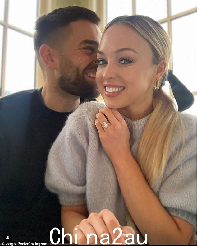 Strong:Jorgie 和她的未婚夫 Ollie Piotro 一起迎来了宝宝 Forest wski 上个月说,在四胞胎不幸流产后,她“尽量不去想未来”