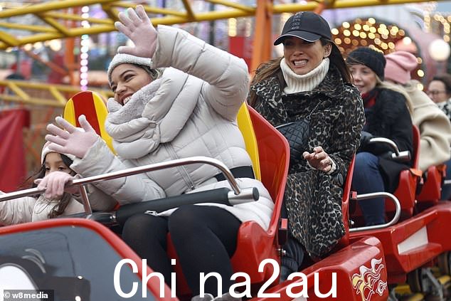 我们开始吧:Myleene 在冬季仙境的另一次骑行中坐下时看起来不确定