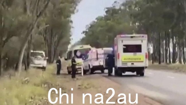 现场存在严重问题昆士兰发生枪击事件后,至少有两名警察和一名平民。图片:Twitter/7News