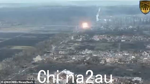 坦克(左)突然朝路上开火,一瞬间击中了俄罗斯的 T-73。无人机镜头显示俄罗斯坦克起火的瞬间