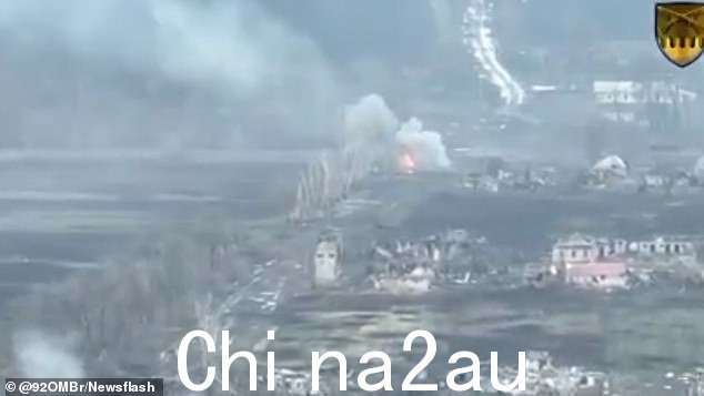 爆炸:战场上空俄罗斯坦克升起浓烟