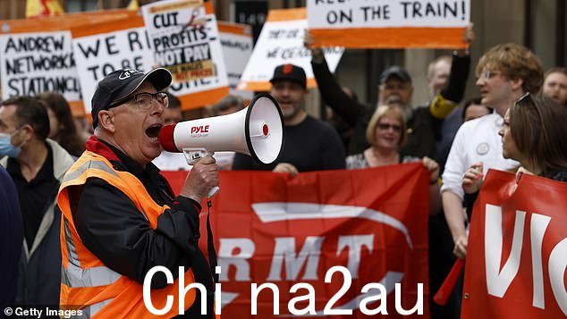 RMT 支持者夏天在 Network Rail 办公室外抗议。罢工行动将于下周和圣诞节前夕至 12 月 27 日之间举行