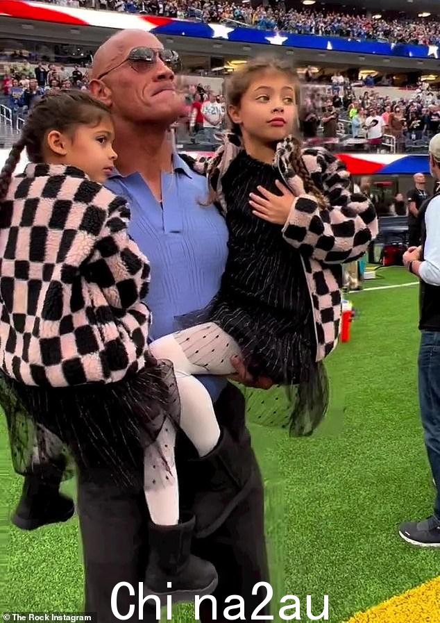 特殊时刻:本月早些时候,他带着最小的孩子 Tiana 和 Jasmine 观看妻子 Lauren Hashian 在 NFL 比赛中演奏国歌