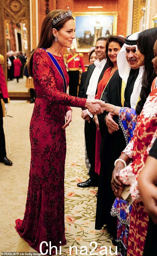 威尔士王妃上周在一场盛宴上选择了亮片当她穿着 Jenny Packham 的“Elodie”礼服出席在白金汉宫举行的外交使团招待会时,我染上了猩红色
