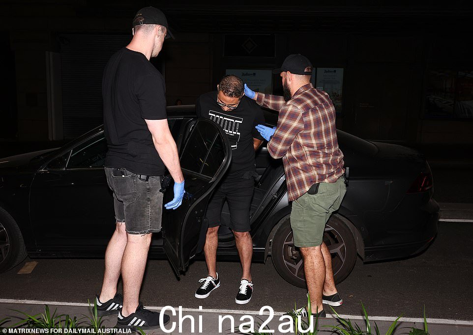 Nouh 被拍到周五在悉尼中央商务区被放在汽车后座