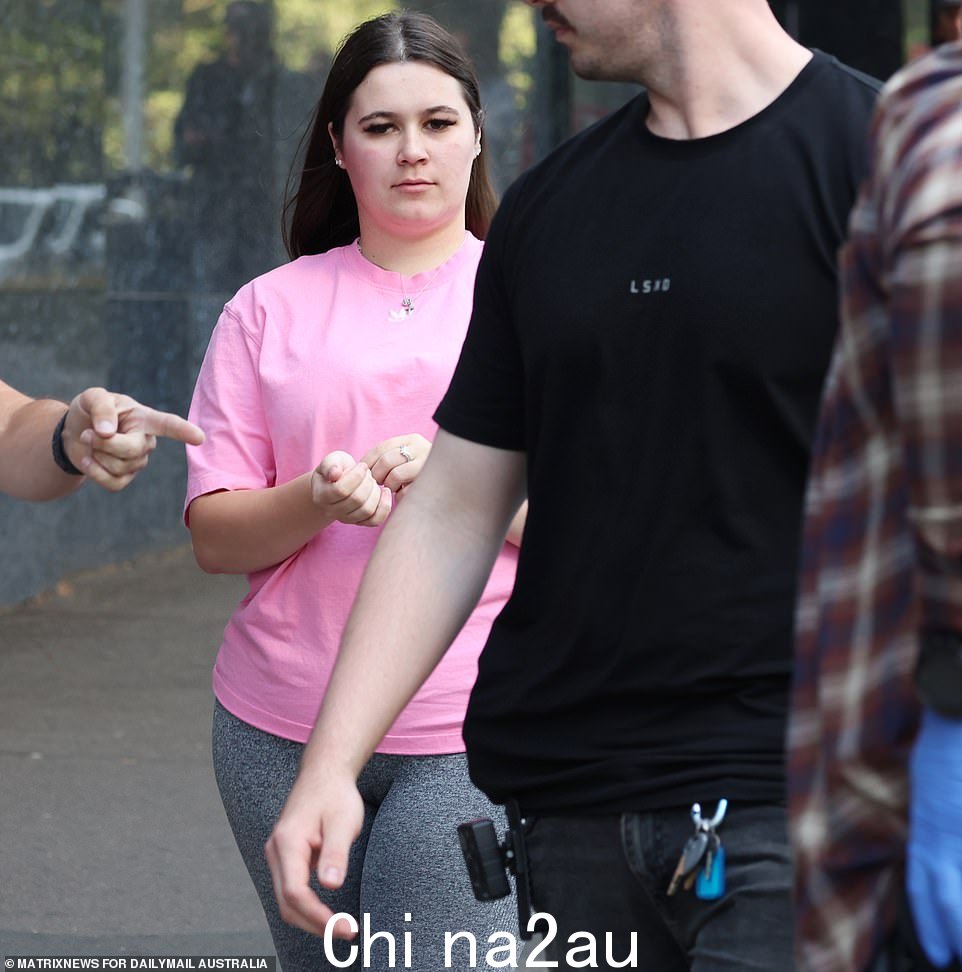Maddison Lowry,20 岁,(如图)于 12 月 9 日在悉尼中央商务区的肯特街被捕。警方称她被发现时携带 26 袋可卡因和 4075 美元现金