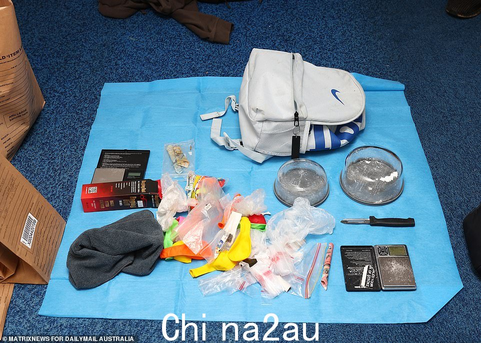 警方据称在悉尼 Narwee 的突袭中发现了吸毒用具,包括秤 - 加上一把刀和一个容器的 Raging Bull '男性增强配方' - 在这个耐克背包中south