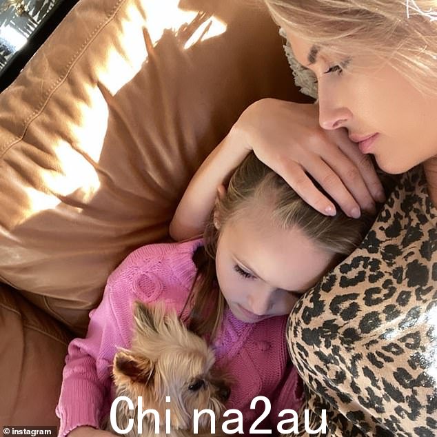 母女美好时光:Patridge分享了一张照片cu和她 6 岁的女儿 Kirra 在一起玩her ex-husband