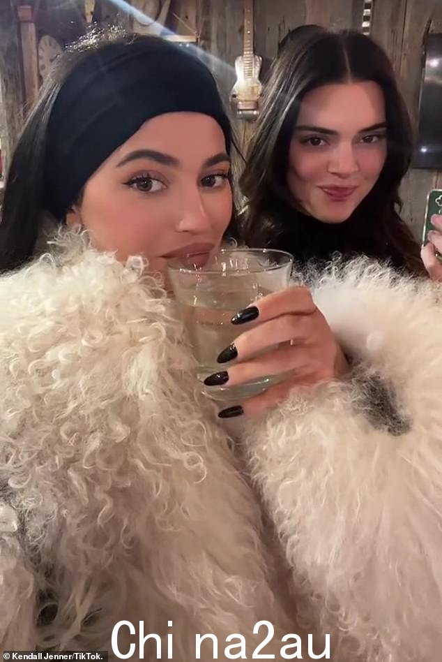 玩得很开心!凯莉 (Kylie) 与姐姐肯德尔詹娜 (Kendall Jenner) 和女儿斯托米 (Stormi) 一起前往度假胜地,还被拍到与好友伊里斯帕尔默 (Yris Palmer) 合照