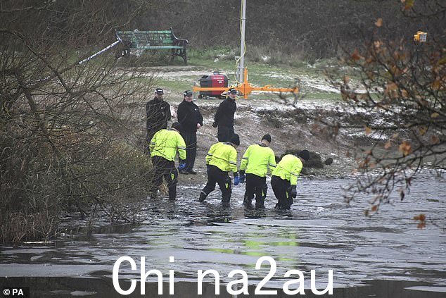 警方今天证实,三名男孩在 Solihull 的 Babbs Mill Park 坠入冰层后死亡今天 ching),而第四个男孩仍然很危急