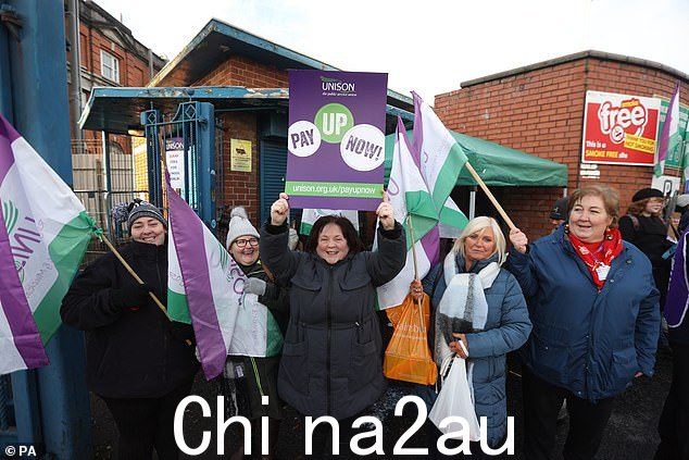 图:Unison 成员今天在北爱尔兰贝尔法斯特皇家维多利亚医院外举行 24 小时罢工