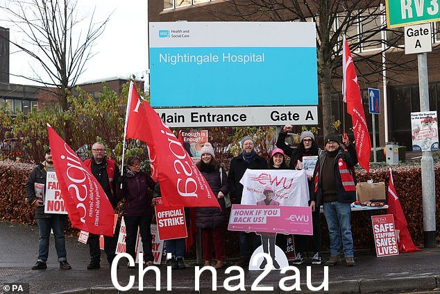 CWU 和 NIPSA 成员在北爱尔兰贝尔法斯特南丁格尔医院外的 24 小时罢工期间的纠察线上