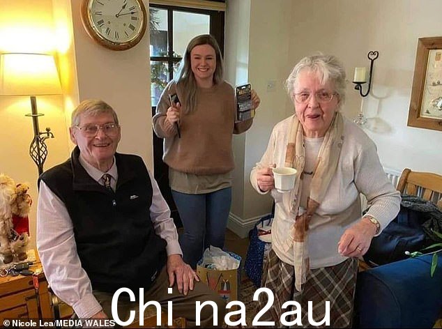 图:Lea 女士与 Melvyn 和她已故的祖母 Maureen 在 2020 年从 Covid 去世之前