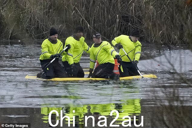 今天在索利哈尔的 Babbs Mill 公园湖边看到警察