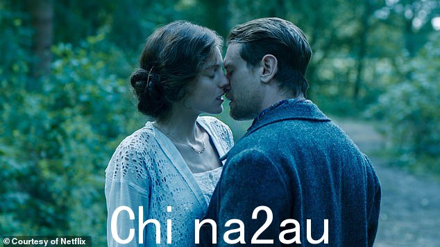 新场景:在他的最新电影中,Netflix 改编自 DH 劳伦斯 1928 年的小说 - 查泰莱夫人的情人 - 奥康奈尔扮演艾玛科林夫人的情人。 O'Connell 和 Corrin 都出现裸体