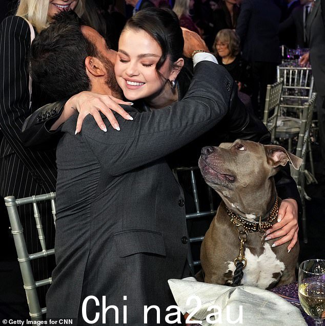 平静:K当 Selena Gomez 走向他们的桌子给她和 Justin 一个拥抱时,uma 保持冷静