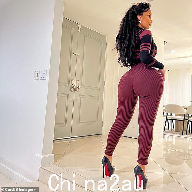 警告:Cardi B 警告她的追随者在接受整形手术时要小心。这位 30 岁的歌手本周在社交媒体上说,她四个月前从屁股上取出了填充物,这让她后悔多年前选择的手术