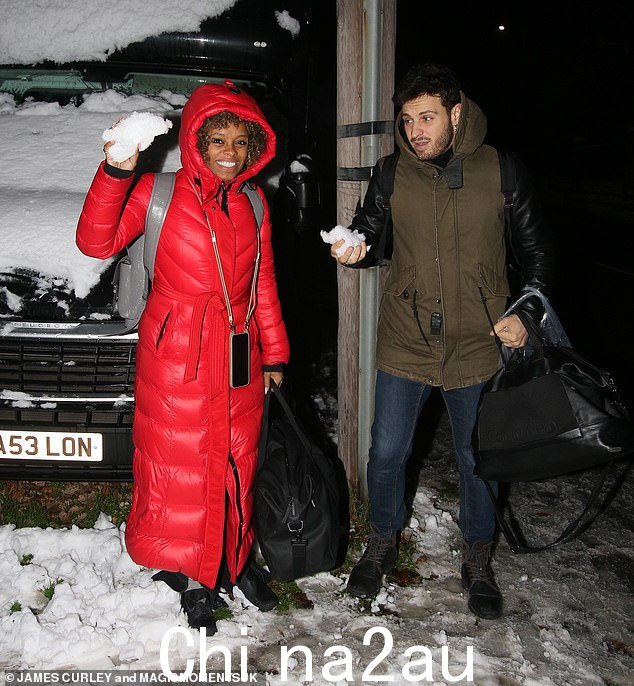 Emerging:Fleur East 在周一晚上与她的专业合作伙伴 Vito Coppola 在伦敦离开《舞动奇迹》彩排时兴高采烈