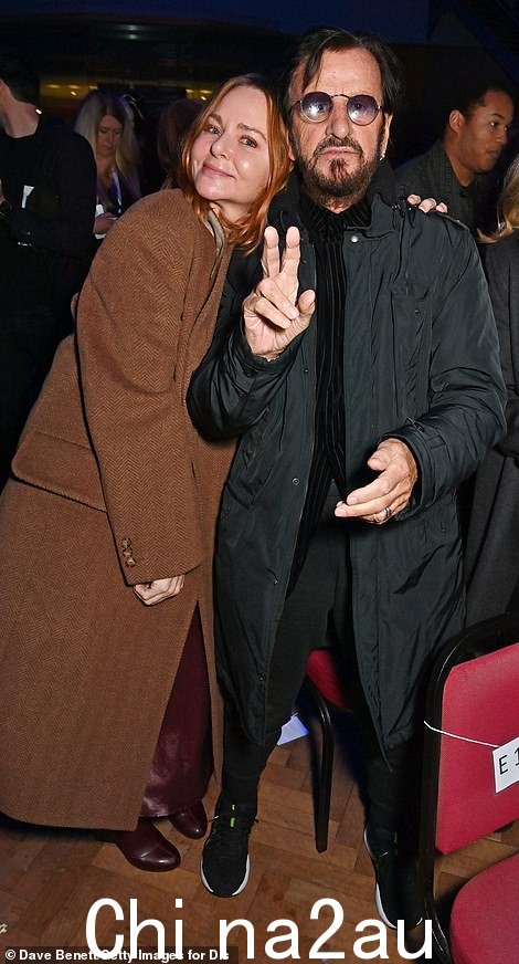 朋友们:Stella 和 Ringo 依偎在一起拍了一张快乐的照片