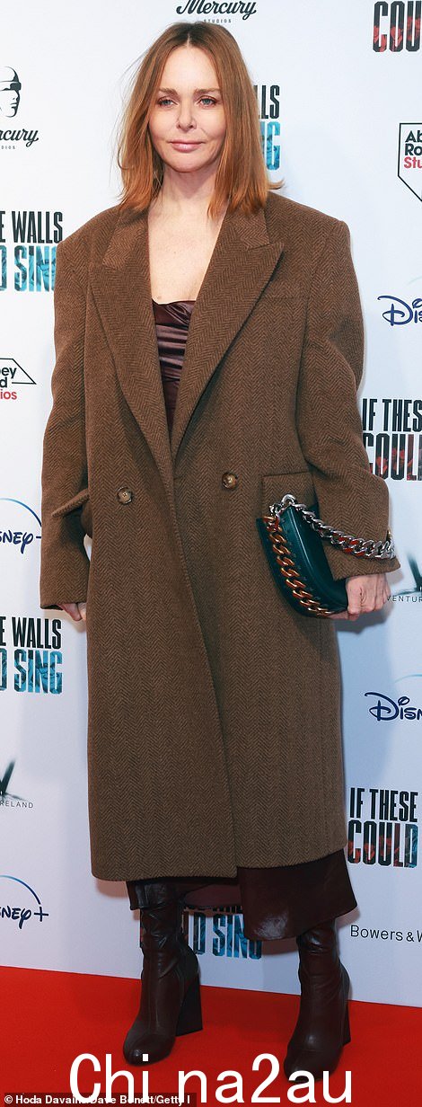 自信:Paul 的时装设计师女儿 Stella McCartney,51 岁,身穿棕色外套,搭配协调的上衣和皮靴