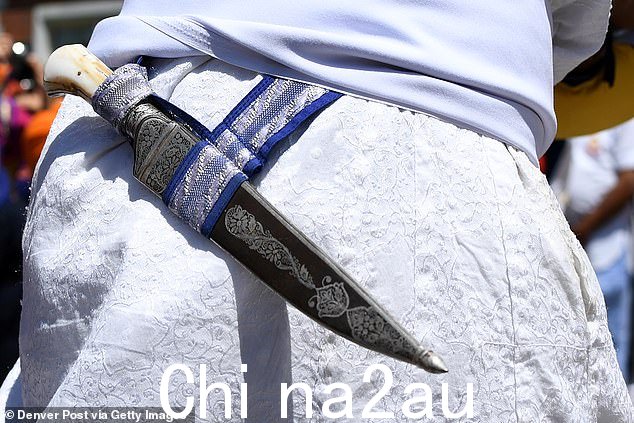 kirpan(如图)通常放在一个人身上的皮套中,必须由受洗的锡克教徒随时携带,以提醒他们有责任“勇敢地坚持和捍卫真理”,并且是允许携带的武器school grounds in NSW