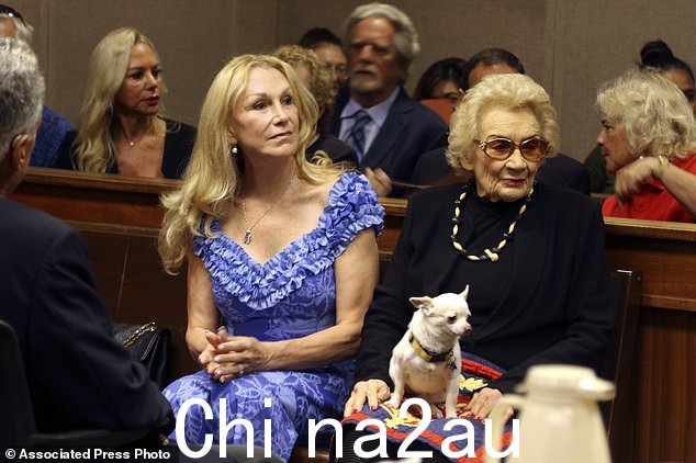 Abigail Kawananakoa,右,和她的妻子 Veronica Gail Worth,摄于 2018 年