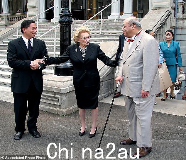 Abigail Kawananakoa,中间,在 2010 年会见了汤加国王,右边。许多 Na夏威夷人认为 Kawananakoa 是最后一位夏威夷公主,这与夏威夷由王室统治时期的联系很微妙