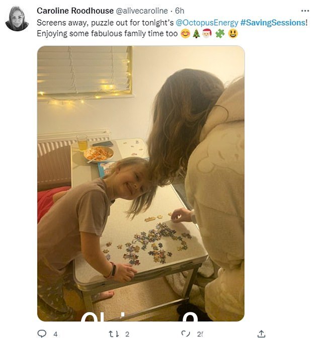 家人冒着严寒玩棋盘游戏、包装圣诞礼物、玩蜡烛和手电筒拼图游戏,帮助国家节约能源