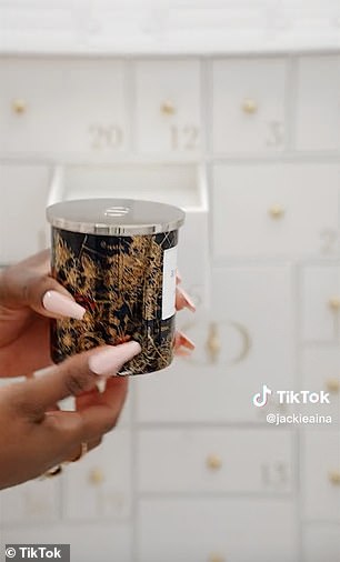 '哦,女孩,我想蜡烛的盖子?嗯,好的,'Jackie 在将盖子放在蜡烛上之前紧张地笑着说