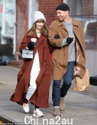 莉莉·柯林斯 (Lily Collins) 和丈夫查理·麦克道尔 (Charlie McDowell) 在一起散步时的画面非常完美